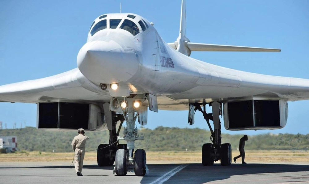 俄羅斯國防部15日發表聲明說，俄兩架圖-160戰略轟炸機已從委內瑞拉返回俄國內基地機場。圖為抵達委內瑞拉的圖-160轟炸機。（圖源：AFP）
