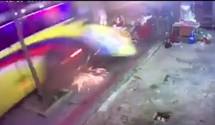 客車失控衝上人行道，撞向在喝酒人群的瞬間畫面。（圖源：監控視頻截圖）