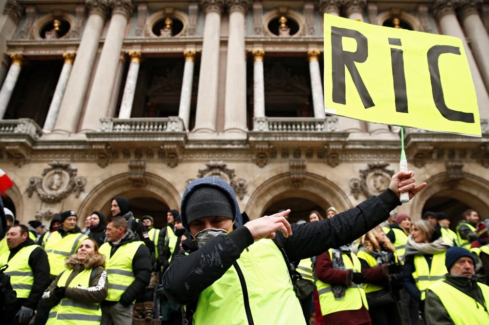 法國“黃背心”抗議運動：在12月15日的示威中，不少示威者高舉寫有「RiC」的牌子。（圖源：路透社）