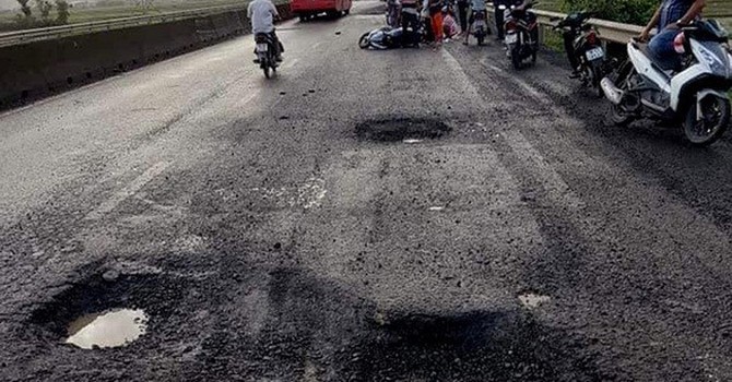 富安省1號國道路段的大小路坑，已引發多起交通事故。（圖源：Otofun）