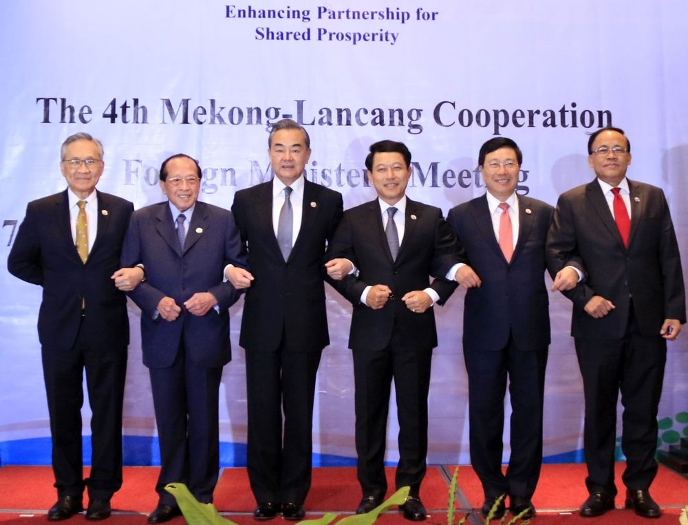 政府副總理范平明（右二）與各國團長合照留念。（圖源：越通社）
