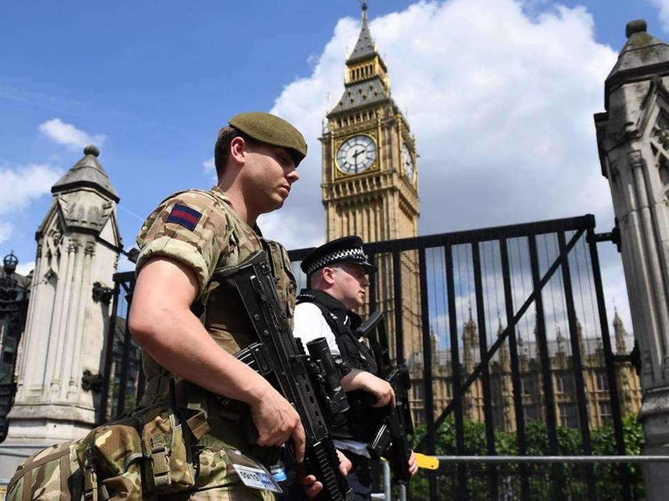 英政府決定調派三千五百名軍隊人員隨時待命，以應對可能發生的「緊急情況」。（圖源：AFP）