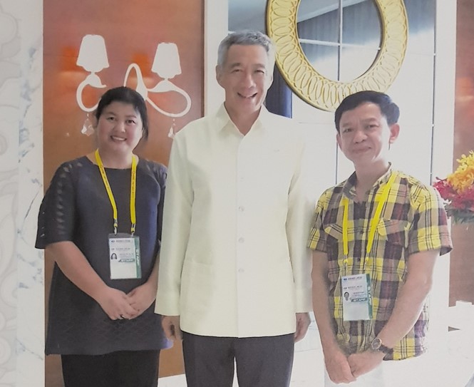 女設計師阮氏秋霞與新加坡總理李顯龍、杜孟雄藝人合照。