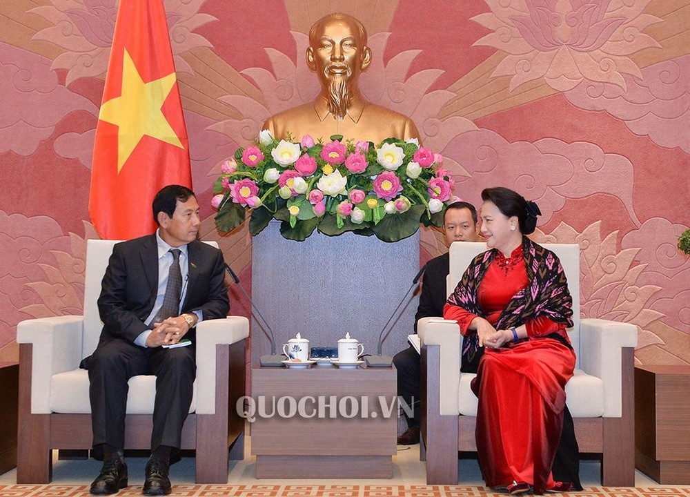 國會主席阮氏金銀（右）接見緬甸聯邦鞏固與發展黨主席吳丹泰。（圖源：Quochoi.vn）