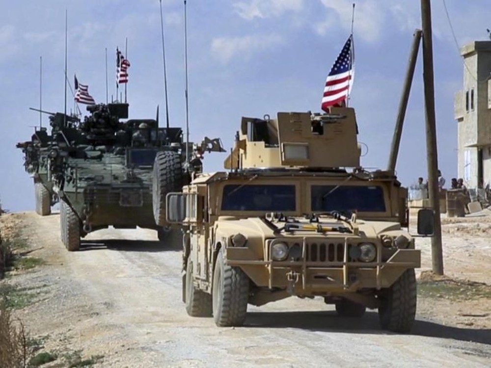 美軍巡邏車隊行駛在敘北部城鎮曼比季郊外。（圖源：AP）