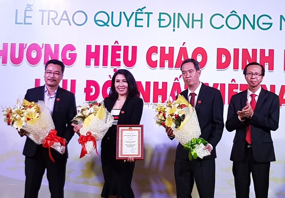 “黃柿樹”品牌獲得國際知識產權院頒發的“越南最悠久營養粥品牌”證書。