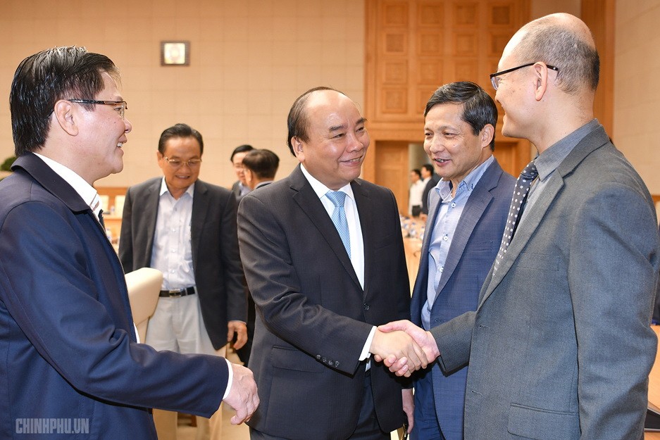阮春福總理親切問候諮詢小組各成員。（圖源：Chinhphu.vn）