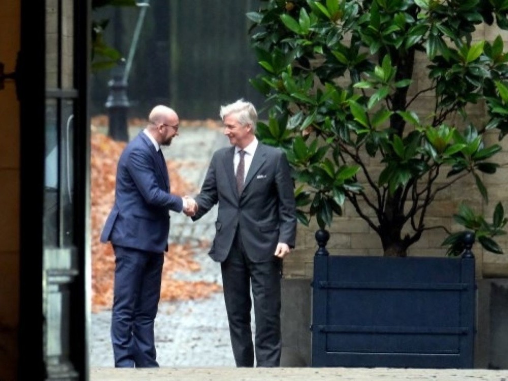 比利時國王菲利普（右）接納首相米歇爾（左）請辭，盼米歇爾留任至五月大選。（圖源：AFP）