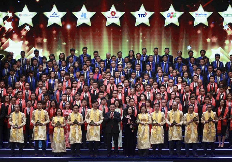 政府副總理王廷惠、中央民運部長張氏梅同2018年《越地金星》得獎企業代表大合照。