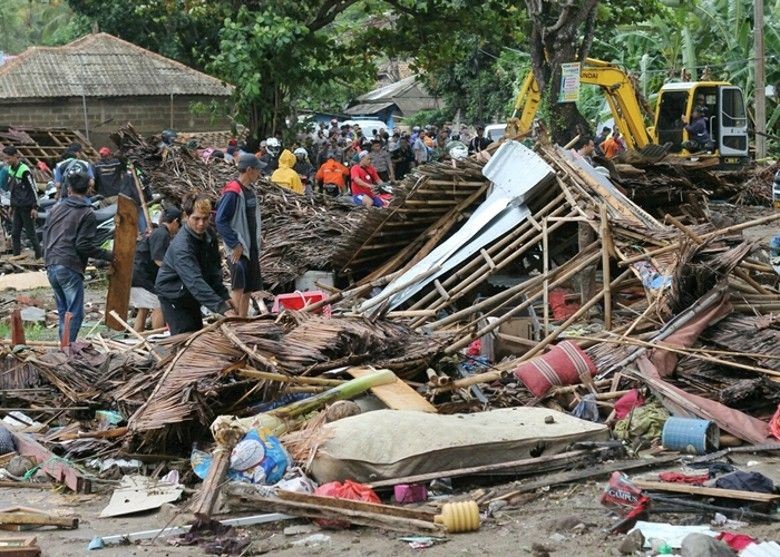 災民在受海嘯破壞的房屋內檢查被困者。（圖源：互聯網）