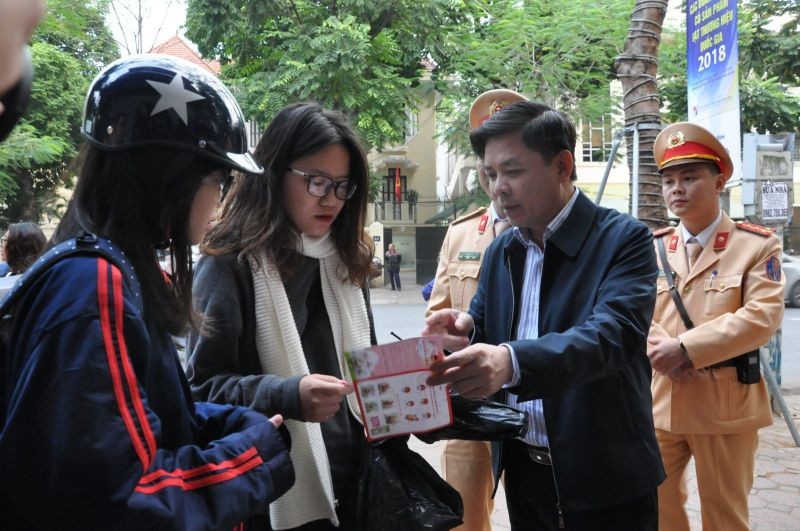 交通運輸部長阮文體直接向家長們宣傳有關參加交通時戴安全帽以保護兒童的必要性。（示意圖源：互聯網）
