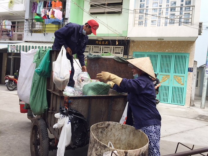 未獲標準化的垃圾收集工具，尤其是民辦垃圾收集系統是就地分類 垃圾遇困難的主因。圖為使用簡陋車子收集垃圾。