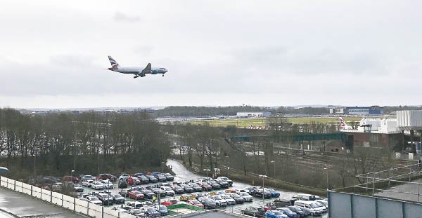 英國吉域機場的航班升降一度嚴重受阻。（圖源：AP）
