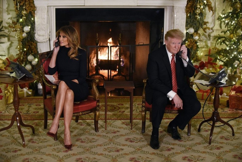當地時間24日，美國總統特朗普及“第一夫人”梅拉尼婭在白宮參加“追蹤聖誕老人的足跡”活動。（圖源：AP）