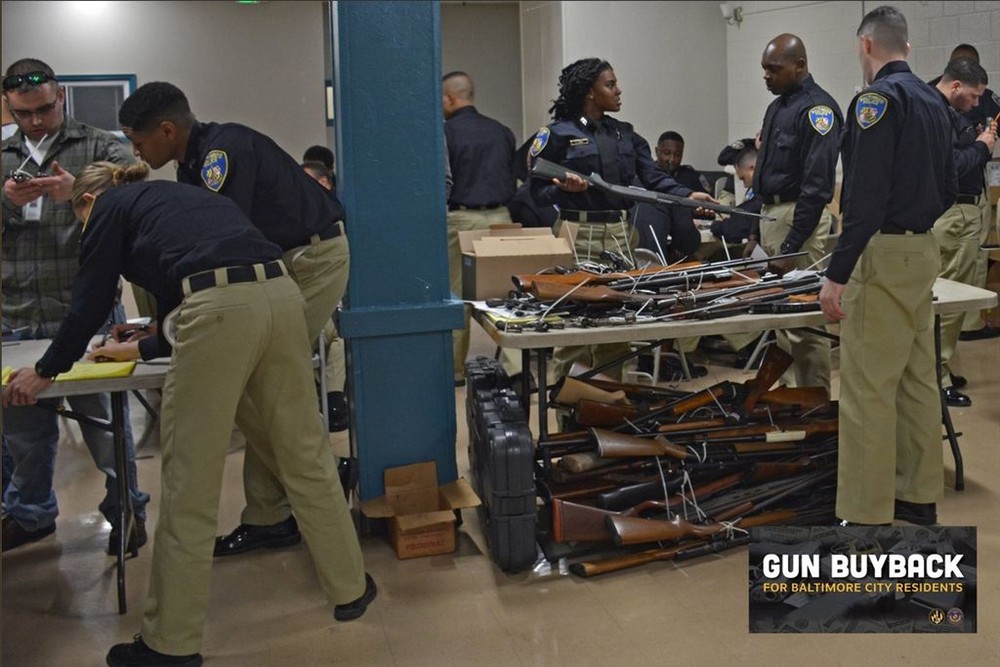 美國馬里蘭州巴爾的摩警方上週執行槍枝回購計畫，取得近2000件武器。（圖源：twitter.com/baltimorepolice）