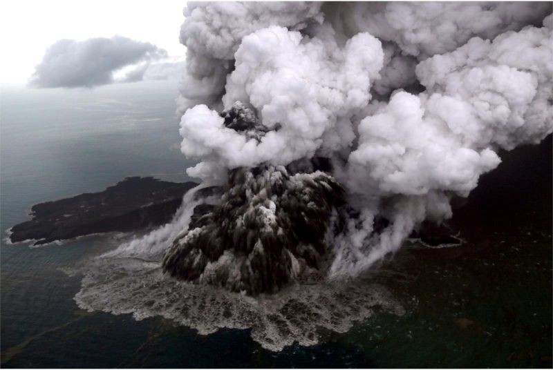 印尼提高喀拉喀托火山警戒級別。圖為喀拉喀托之子火山日前噴發情形，大量火山灰直噴空中。（圖源：路透社）
