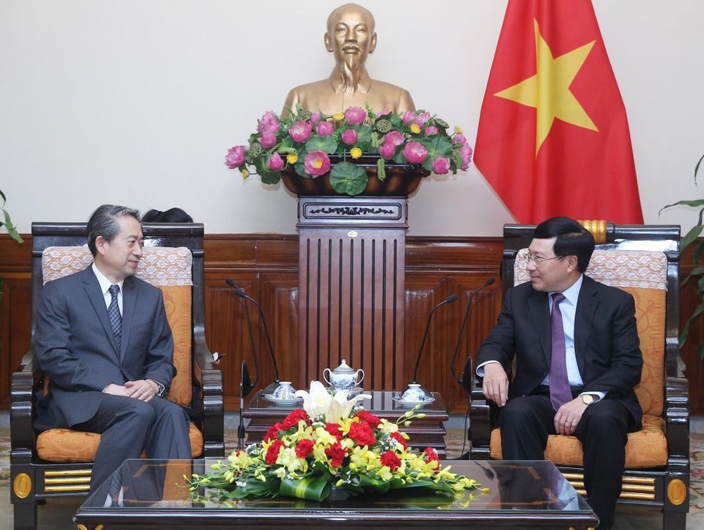 政府副總理、外交部長范平明（右）接見中國駐越南大使熊波。（圖源：越通社）