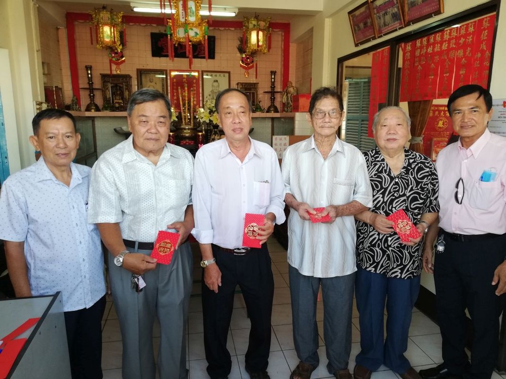 理事長蘇漢光（左二）與各宗台領取敬老利是合照。