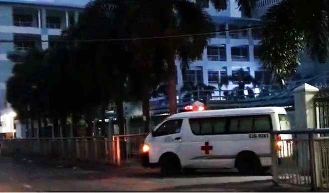 救護車將屍體送出現場運往太平間。（圖源：N.N）