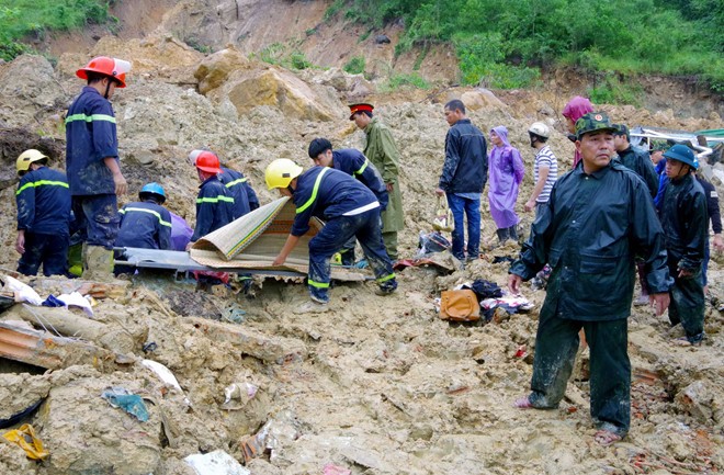 救援隊伍趕抵事發現場從石塊泥土裡尋找失蹤者。（圖源：安平）