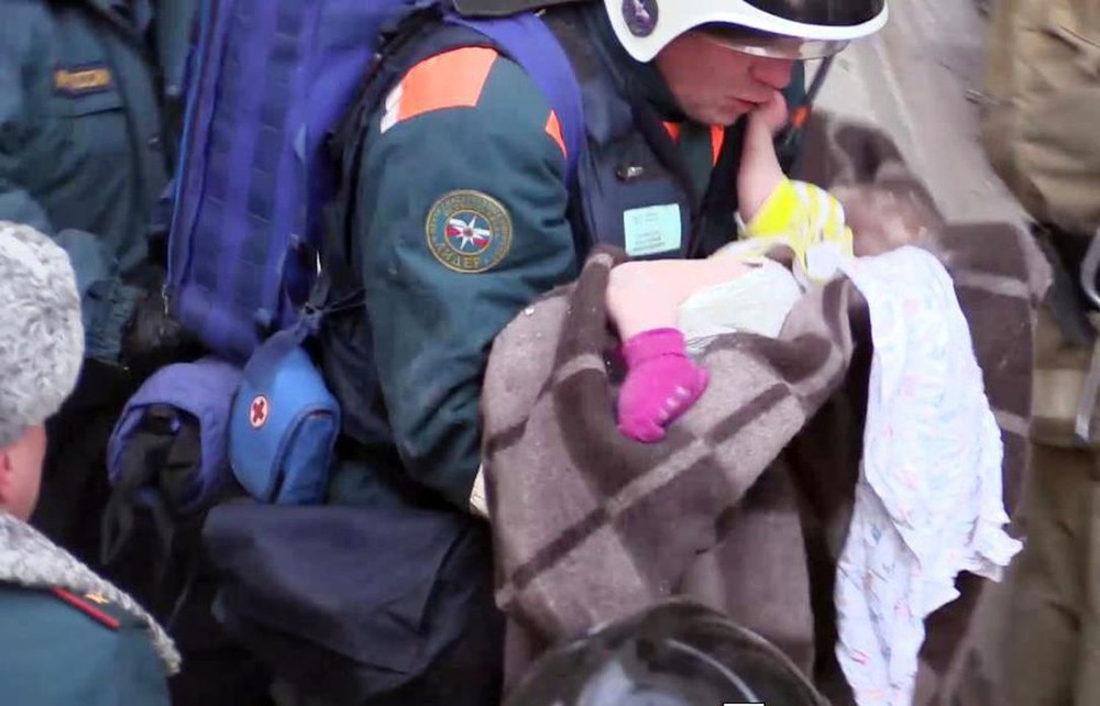 救援人員在廢墟中救出了一名11個月大的男嬰。（圖源：AFP）
