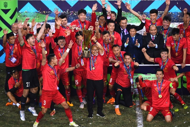 韓籍主教練朴恒緒高舉鈴木盃與越南足隊一同慶賀奪冠。（圖源：互聯網）