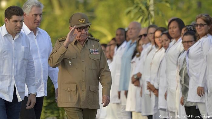 古巴共產黨黨中央第一書記勞爾·卡斯特羅、古巴國務委員會主席兼部長會議主席迪亞斯-卡內爾在聖伊菲赫尼亞公墓出席活動。（圖源：AP）