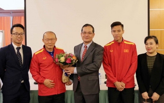 阮廷操大使（左三）向國足隊韓籍主教練朴恒緒贈送鮮花。（圖源：互聯網）
