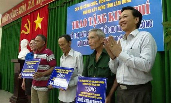 林同省建築工會向 3 名對革命有功勞者頒贈1.5億元住房修繕輔助費。（圖源：lamdongtv.vn）