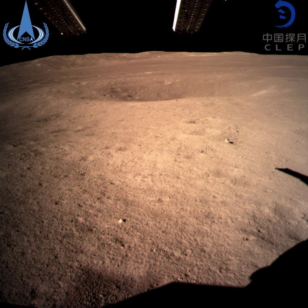 圖為嫦娥四號著陸器監視相機C拍攝的著陸點南側月球背面圖像，巡視器將朝此方向駛向月球表面。（圖源：CNSA）