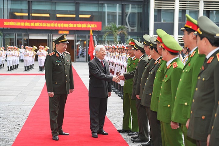 阮富仲總書記、國家主席與公安幹部親切握手。
