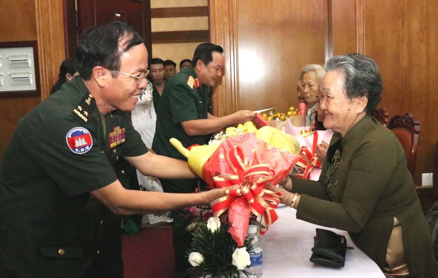 柬埔寨王家軍隊第二軍區副司令Sun Sumon中將（左）向越南英雄母親黎氏雪梅贈送鮮花。（圖源：春區）