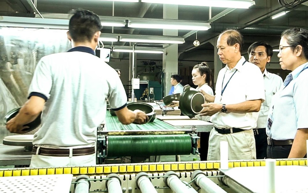 李玉明總經理(右三)與員工一起研發生產養生瓷鍋。