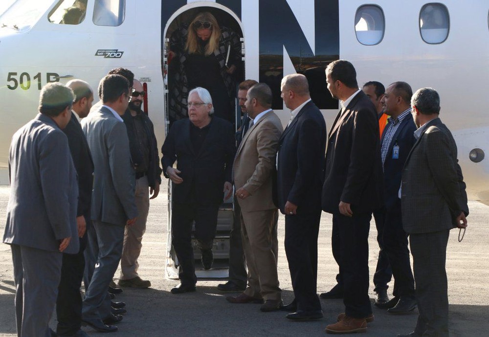 聯合國也門問題特使馬丁‧格里菲思（中）當地時間5日抵達也門首都薩那國際機場。（圖源：新華社）