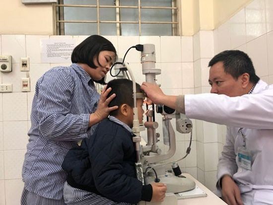 被同學用橡皮筋彈筆擊中左眼致眼角膜破裂的阮國Kh獲送醫院治療。（圖源：D.Thu）