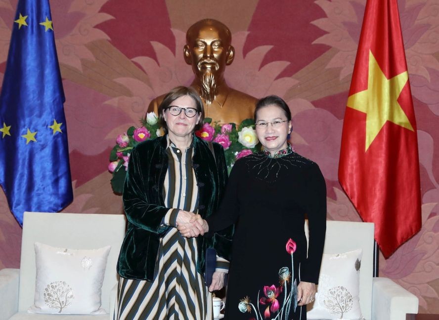 國會主席阮氏金銀（右）接見歐洲議會副主席海蒂‧毫托拉女士。（圖源：互聯網）