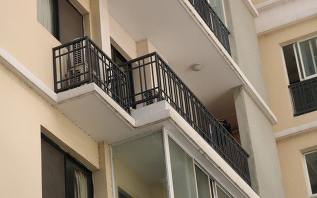 若干公寓的陽台欄杆僅高1米左右，由多根鐵條橫縱焊接而成，間距較寬，非常危險。