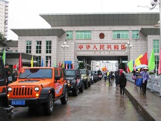 中國自駕遊汽車通過芒街口岸抵達下龍市試行活動延期至今年6月30日為止。（圖源：明強）