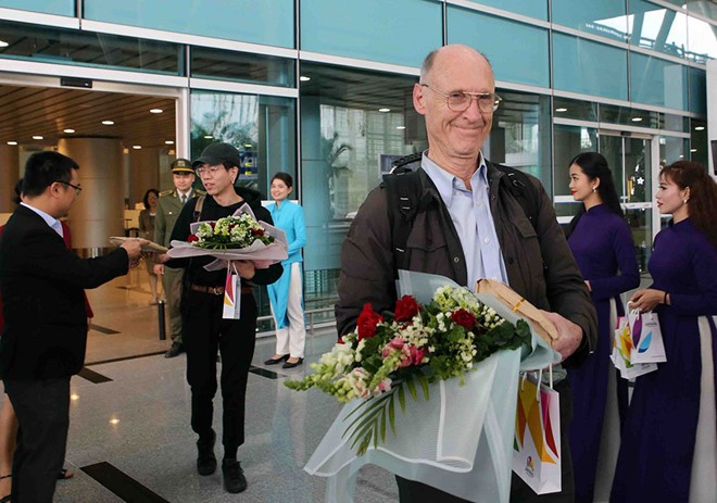 1月1日迎接前來峴港機場的遊客。