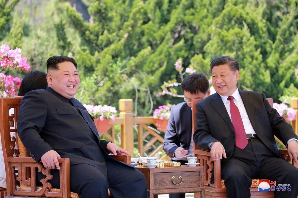 金正恩昨(8)日抵達北京人民大會堂，將與中國國家主席習近平會談。（圖源：AP/KCNA）