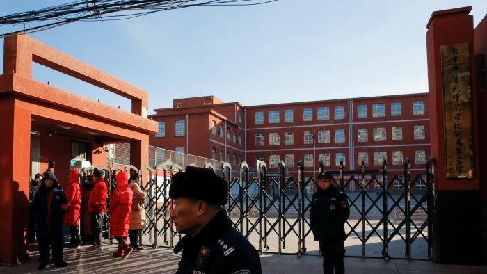 中國北京宣武師範學校附屬第一小學發生傷孩子事件，不少家長提前接走孩子。（圖源：路透社）