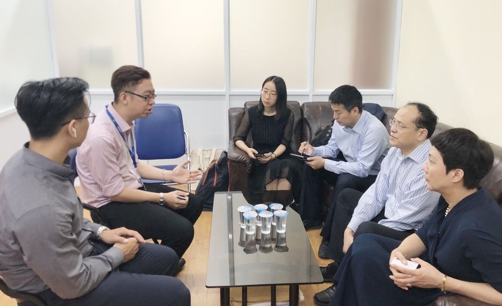 胡志明市人文社會科學大學中國語文系副主任張家權與西交大代表團交流。