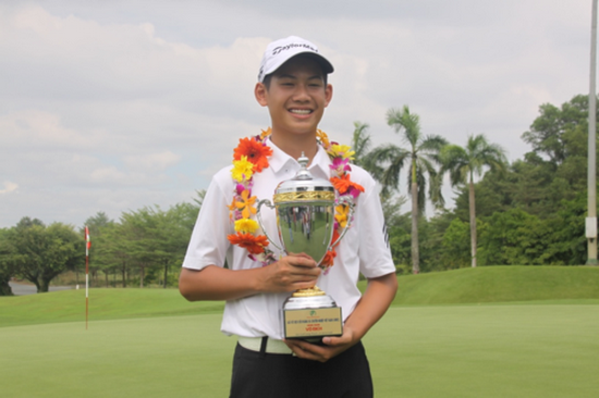 越南13歲的高爾夫球選手鄧光英。（圖源：互聯網）