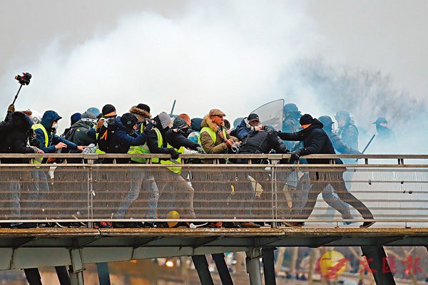 法國“黃背心”示威死灰復燃，首次有政府機關遭衝擊。 （圖源：路透社）