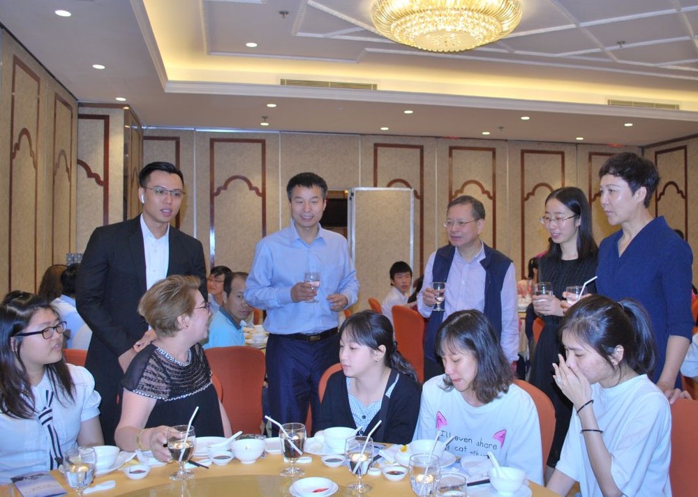 中國西安交大的老師與本市學生交流。