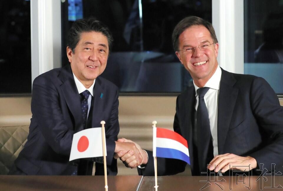當地時間9日下午，日本首相安倍晉三（左）在荷蘭南部鹿特丹與該國首相呂特舉行會談。（圖源：共同社）