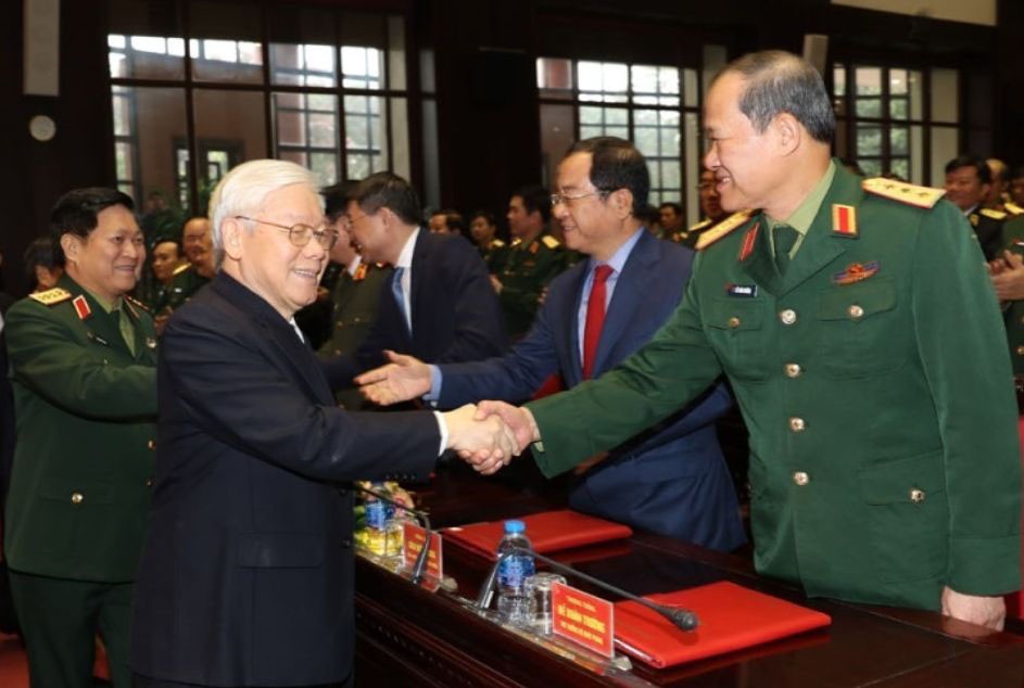 總書記、國家主席、中央軍委書記阮富仲（前左）出席會議並同與會代表親切握手問候。（圖源：智勇）