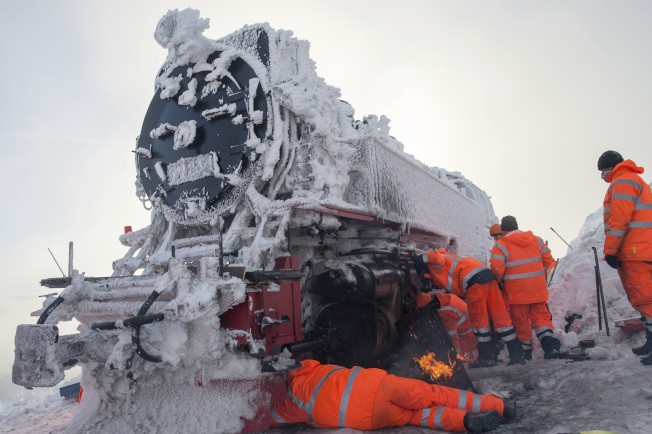 德國救援人員協助被困在大雪中的火車前進。（圖源：Getty Images）