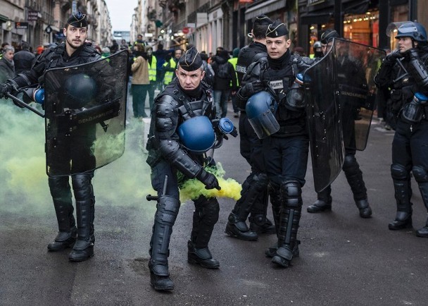 警方在里昂向示威者投擲煙霧彈。（圖源：AP）