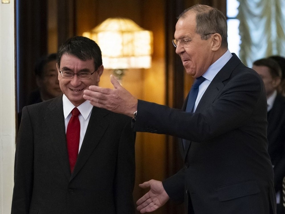 俄羅斯外長拉伕羅夫（右）與日本外相河野太郎（左）進行磋商，正式啟動日俄和平條約締結談判新機制。（圖源：AP）